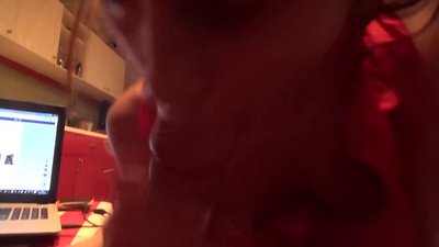 'Yar makaranta tana tsotsar dan uwanta a lokacin babu kowa a gida